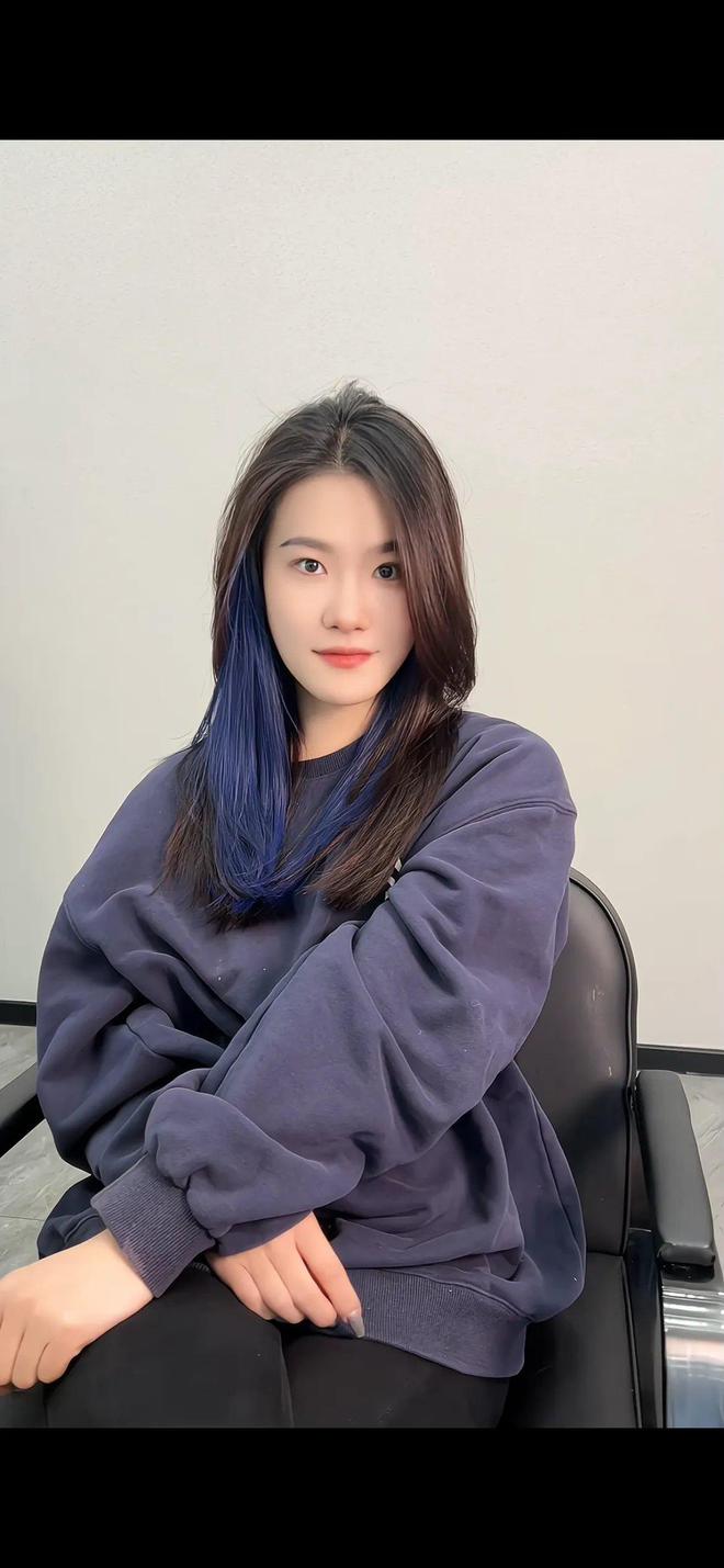 卷发氛围感女神的独特魅力，时尚潮流的明星诠释