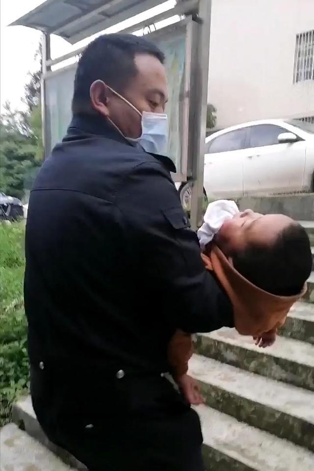 婴儿突发护送就医，婴儿住院护士怎样处理 